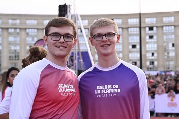 Alexis Lebrun et Felix Lebrun, pongistes français, lors de l'allumage de la vasque de la Flamme Olympique à Montpellier pour les Jeux Olympiques de Paris.