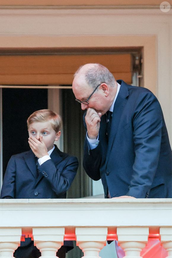 Le prince Albert II de Monaco, la princesse Charlène de Monaco et son fils lors de la célébration de la fête de la Saint-Jean sur la Place du Palais princier de Monaco, le 23 juin 2025. 

Photo : Claudia Albuquerque / Bestimage