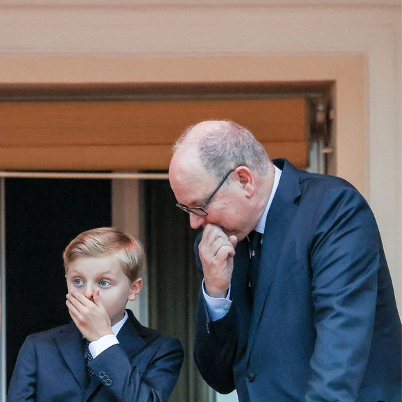 Le prince Albert II de Monaco, la princesse Charlène de Monaco et son fils lors de la célébration de la fête de la Saint-Jean sur la Place du Palais princier de Monaco, le 23 juin 2025. 

Photo : Claudia Albuquerque / Bestimage