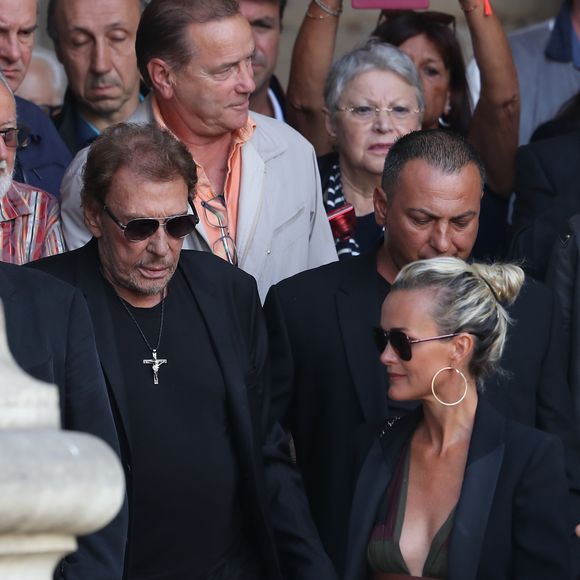 Johnny et Laeticia Hallyday - Sorties des obsèques de Mireille Darc en l'église Saint-Sulpice à Paris. Le 1er septembre 2017 © Agence / Bestimage