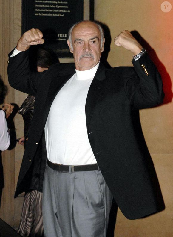 Photo d'archives du 19 août 2006 de l'acteur Sir Sean Connery arrivant à la National Gallery pour une fête organisée à l'occasion du 60e anniversaire du Festival international du film d'Édimbourg. © Chris Clarke/PA Wire Abaca