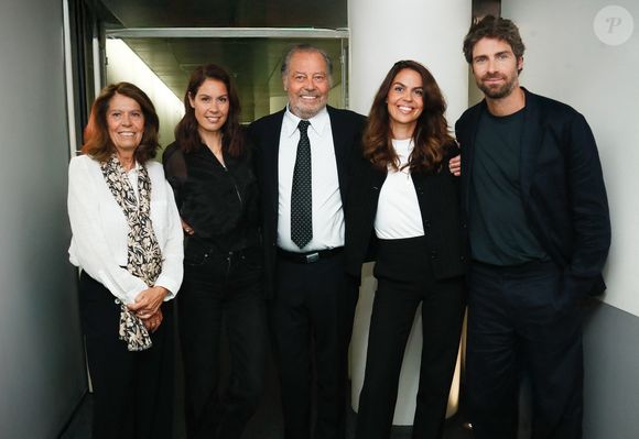 Exclusif - Michel Leeb et sa femme Béatrice entourés de leurs enfants Fanny, Elsa et Tom lors du backstage de l'enregistrement de l'émission "Famille je vous aime" présentée par M. Drucker et qui sera diffusée le 13 juin 2025 sur France 3, aux Studios rive gauche à Paris, France, le 15 avril 2025. © Clovis-Gaffiot/Bestimage
Tout au long de sa carrière, Michel Drucker a interviewé les parents de ses invités pour comprendre leur parcours. Il a tissé des liens avec chacune de leur famille. Voilà comment est née l'idée de " Famille je vous aime ".

Cette émission diffusée en prime time sur France 3, entre la Fête des Mères et la Fête des Pères, a pour thème principal la transmission.

La famille a toujours inspiré les artistes que ce soit en chanson ou en humour. Gad Elmaleh, le parrain de cette première émission sera accompagné de Régine et David, ses parents. Il y aura également Dany Brillant, Anne Roumanoff, Roman Doduick et leur maman, Michèle Bernier, Laurent Voulzy, Gérard Lanvin, Louis Chedid, Michel et Beatrice Leeb et leurs enfants, mais aussi David Hallyday et Olivier de Benoist dont les récents spectacles abordent ce sujet.

Entre émotion et fous rires, nous n'avons pas fini d'aimer ces drôles de Familles !