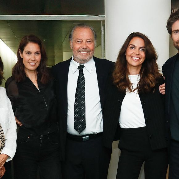 Exclusif - Michel Leeb et sa femme Béatrice entourés de leurs enfants Fanny, Elsa et Tom lors du backstage de l'enregistrement de l'émission "Famille je vous aime" présentée par M. Drucker et qui sera diffusée le 13 juin 2025 sur France 3, aux Studios rive gauche à Paris, France, le 15 avril 2025. © Clovis-Gaffiot/Bestimage
Tout au long de sa carrière, Michel Drucker a interviewé les parents de ses invités pour comprendre leur parcours. Il a tissé des liens avec chacune de leur famille. Voilà comment est née l'idée de " Famille je vous aime ".

Cette émission diffusée en prime time sur France 3, entre la Fête des Mères et la Fête des Pères, a pour thème principal la transmission.

La famille a toujours inspiré les artistes que ce soit en chanson ou en humour. Gad Elmaleh, le parrain de cette première émission sera accompagné de Régine et David, ses parents. Il y aura également Dany Brillant, Anne Roumanoff, Roman Doduick et leur maman, Michèle Bernier, Laurent Voulzy, Gérard Lanvin, Louis Chedid, Michel et Beatrice Leeb et leurs enfants, mais aussi David Hallyday et Olivier de Benoist dont les récents spectacles abordent ce sujet.

Entre émotion et fous rires, nous n'avons pas fini d'aimer ces drôles de Familles !