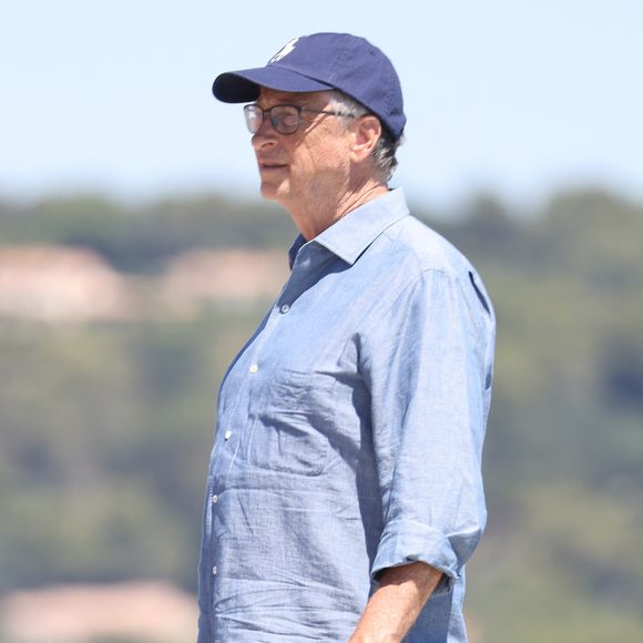 Bill Gates et sa compagne Paula Hurd, en compagnie d'amis, débarquent sur le ponton du Club 55 à Saint-Tropez, le 5 août 2023. Agence / Bestimage