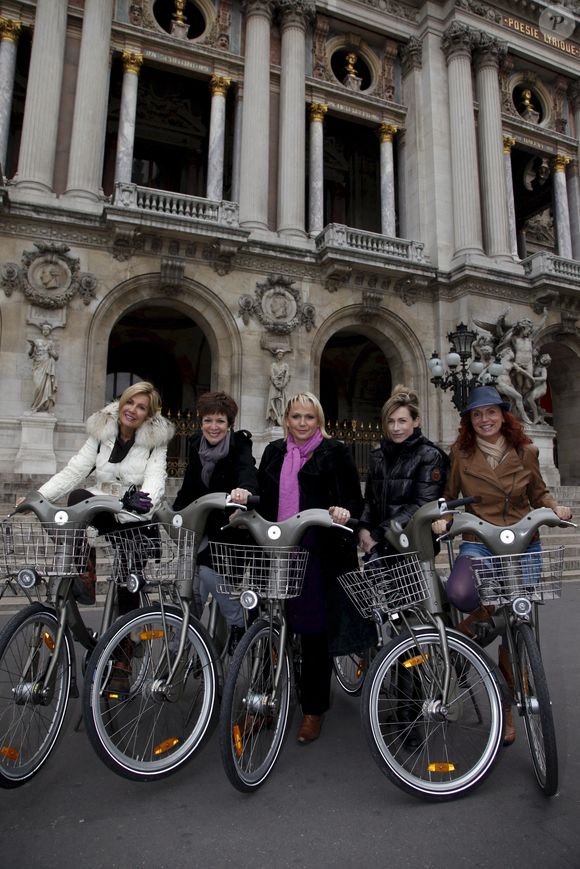 Archives - En France, à Paris, de gauche à droite, Fabienne AMIACH, Catherine LABORDE, Valérie ALEXANDRE, Sandra LARUE et Marina RAIBALDI participant au 3ème GREEN RIDE, parcours en vélo entre l'Opéra Garnier et l'Hôtel de ville, lors du 7ème FORUM INTERNATIONAL DE LA METEO. Le 23 octobre 2010
© Christophe Aubert via Bestimage