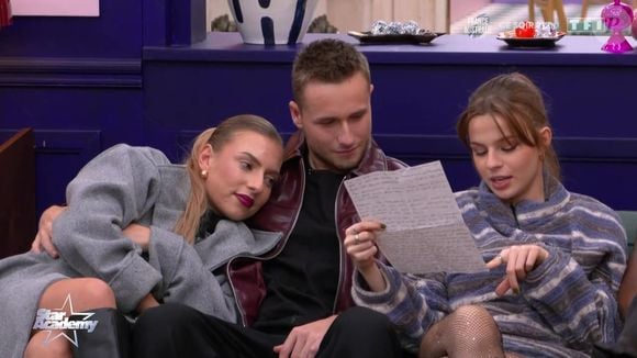 "Ma petite vie, mon binôme de l’aventure, je n’ai pas assez de mots pour écrire à quel point je suis heureuse de t’avoir rencontré. Tu auras été mon pilier dans cette aventure. Qu’est-ce qu’on a ri ! Je ne me suis jamais entendue avec quelqu’un aussi vite", a-t-elle d’abord confié.

Les candidats de la saison 13 de la Star Academy en train de lire la lettre de départ de Léane durant la quotidienne du 22 novembre 2025