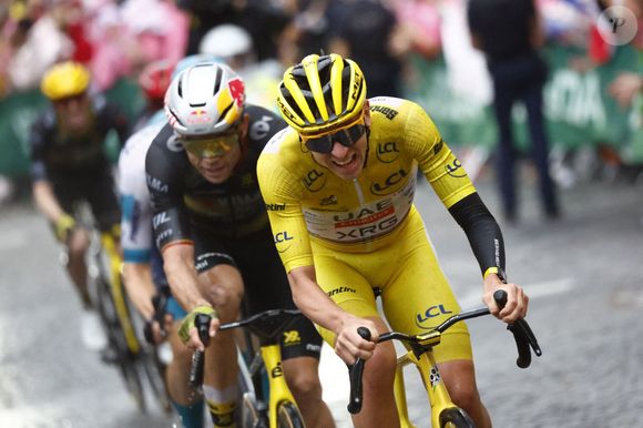 Etape 21 de la 112ème édition du Tour de France, le 24 juillet 2025. PARIS CHAMPS-ELYSEES, FRANCE - JULY 27 : Pogacar Tadej (SLO) of UAE Team Emirates, Van Aert Wout (BEL) of Team Visma 
Photo News/Psnewz/Bestimage