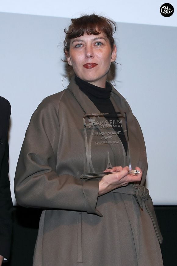 Claudia Squitieri reçoit, au nom de sa mère Claudia Cardinale, un prix pour l'ensemble de sa carrière (à titre posthume) - 5e édition des « Paris Film Critics Awards », Hôtel Le Royal Monceau Raffles Paris à Paris, France, le 8 février 2026. 

© Bertrand Rindoff / Bestimage