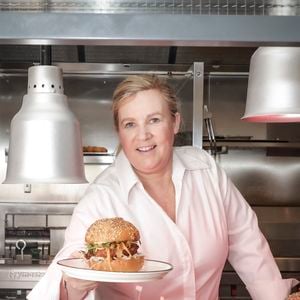 La cheffe étoilée Hélène Darroze vient d'ouvrir un nouveau restaurant bistronomique dédiée aux burgers haut de gamme "Jòia Bun" au 16 de la rue Michodière dans le 2ème arrondissement de Paris, France, le 16 mars 2023. © Jack Tribeca/Bestimage