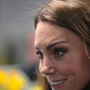 Le prince William, prince de Galles, et Catherine (Kate) Middleton, princesse de Galles, rencontrent des joueurs blessés, en marge du match du tournoi des Six Nations entre le Pays de Galles et l'Angleterre à Cardiff, le 15 mars 2025. 
©Julien Burton / Bestimage