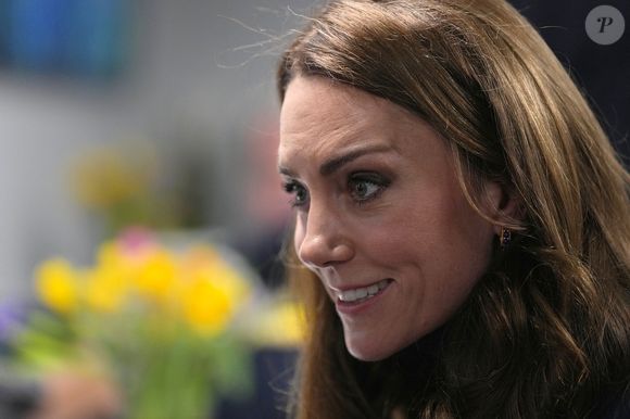 Le prince William, prince de Galles, et Catherine (Kate) Middleton, princesse de Galles, rencontrent des joueurs blessés, en marge du match du tournoi des Six Nations entre le Pays de Galles et l'Angleterre à Cardiff, le 15 mars 2025.
©Julien Burton / Bestimage
