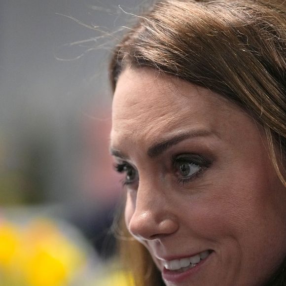 Le prince William, prince de Galles, et Catherine (Kate) Middleton, princesse de Galles, rencontrent des joueurs blessés, en marge du match du tournoi des Six Nations entre le Pays de Galles et l'Angleterre à Cardiff, le 15 mars 2025. 
©Julien Burton / Bestimage