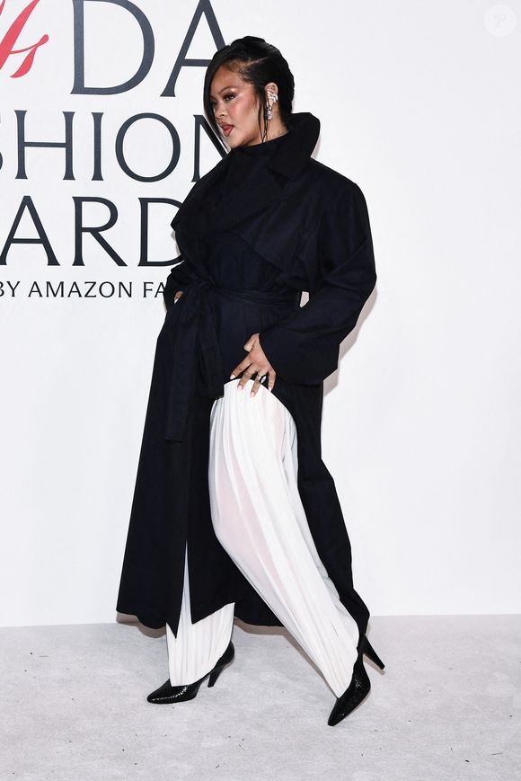 Rihanna sur le tapis rouge des CFDA Fashion Awards 2025 au Musée américain d'histoire naturelle à New York, NY, le 3 novembre 2025. Photo par Anthony Behar/SPUS/ABACAPRESS.COM