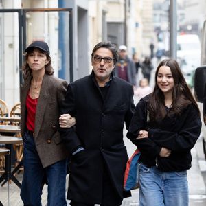 Charlotte Gainsbourg , Yvan Attal et leur fille Jo Attal - Inauguration de la passerelle Jane Birkin devant les 41-43 quai de Valmy à Paris le 13 décembre 2025. © Cyril Moreau / Bestimage