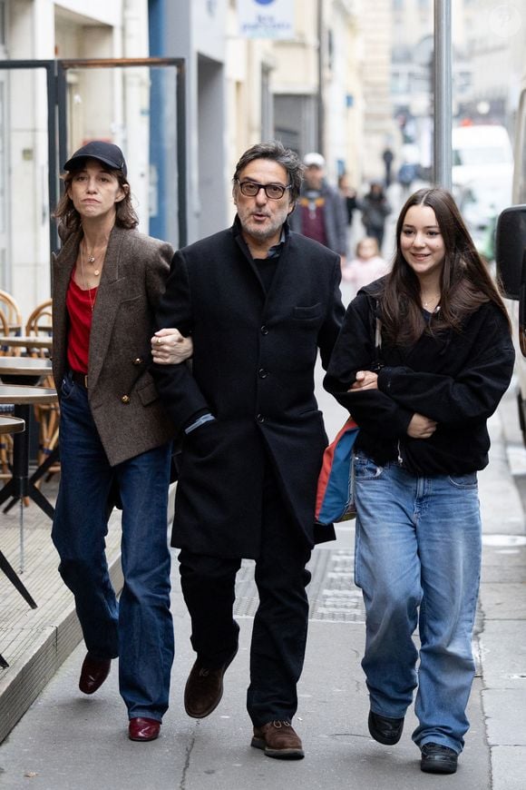 Charlotte Gainsbourg , Yvan Attal et leur fille Jo Attal - Inauguration de la passerelle Jane Birkin devant les 41-43 quai de Valmy à Paris le 13 décembre 2025. © Cyril Moreau / Bestimage