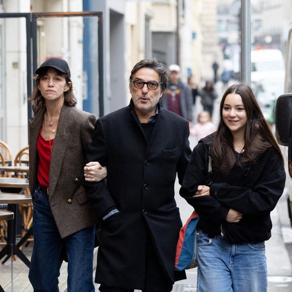 Charlotte Gainsbourg , Yvan Attal et leur fille Jo Attal - Inauguration de la passerelle Jane Birkin devant les 41-43 quai de Valmy à Paris le 13 décembre 2025. © Cyril Moreau / Bestimage