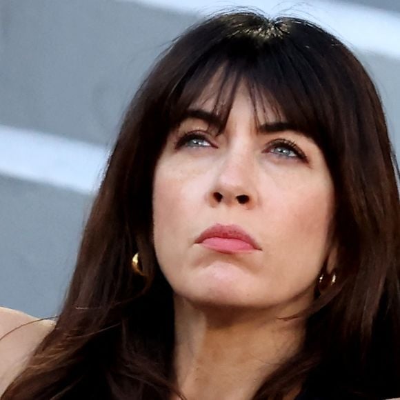 Alors qu'elle n'était qu'une enfant, Nolwenn Leroy a vu son père quitter le domicile familial pour ne jamais revenir. 

Nolwenn Leroy et son compagnon Arnaud Clément - Célébrités dans les tribunes des Internationaux de France de tennis de Roland Garros à Paris