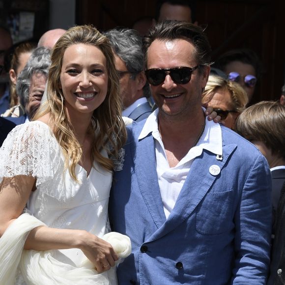 Nathalie Baye, Bernard Montiel, Jean-Louis Borloo, David Hallyday - Mariage de Laura Smet et Raphaël Lancrey-Javal à l'église Notre-Dame des Flots au Cap-Ferret le jour de l'anniversaire de son père Johnny Hallyday le 15 juin 2019.