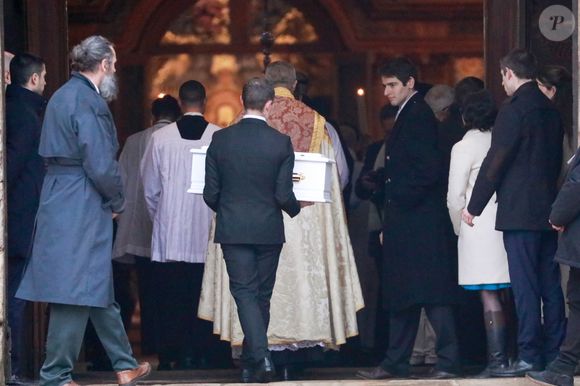 Colomban Soleil, le père de Emile - Obsèques du petit Emile à la basilique Sainte-Marie-Madeleine de Saint-Maximin-la-Sainte-Baume dans le Var le 8 février 2025.
Au printemps 2024, soit neuf mois après la disparition d'Emile, une randonneuse a finalement retrouvé le crâne de l'enfant près du hameau du Haut-Vernet. Lors d'une conférence de presse à Aix-en-Provenche, le procureur Jean-Luc Blachon avait révélé que "certains vêtements que portait Emile le jour de sa disparition", avaient été retrouvés, "éparpillés sur quelques dizaines de mètres" près d'un ruisseau.

© Franz Chavaroche / Bestimage
