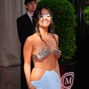 Léna Mahfouf, alias Léna Situations, est photographiée à la sortie de son hôtel le 4 mai 2026, en route pour le Met Gala 2026, également appelé le gala de bienfaisance du Costume Institute, organisé à l'occasion de l'ouverture de l'exposition "Costume Art" au Metropolitan Museum of Art de New York.
STARMAX / BESTIMAGE