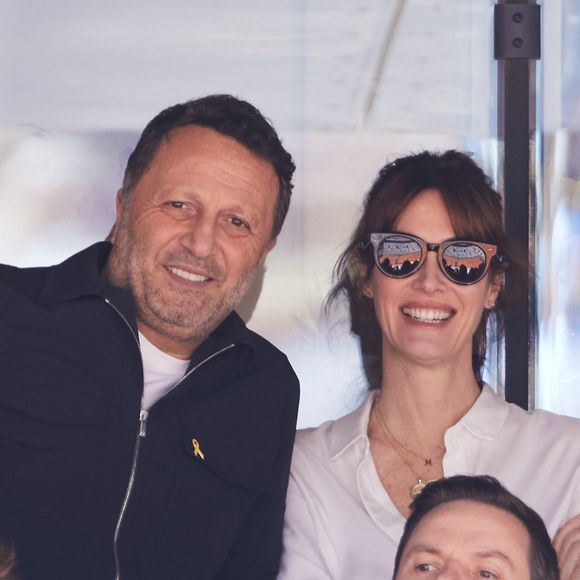 Arthur et Mareva Galanter dans les tribunes de la finale homme des Internationaux de France de tennis de Roland Garros 2024 à Paris, le 9 juin 2024. 

Photo : Jacovides-Moreau / Bestimage