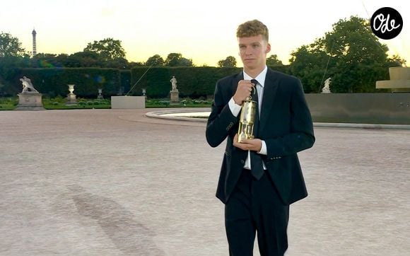 Léon Marchand lors de la cérémonie de clôture des Jeux Olympiques de Paris (JO) 2024 au Stade de France, à Saint-Denis, en banlieue parisienne, en France, le 11 août 2024. © Capture TV France 2 via Bestimage