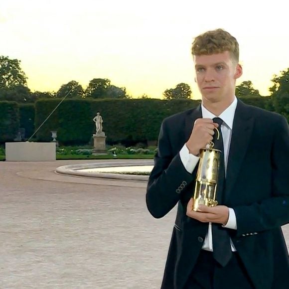 Léon Marchand lors de la cérémonie de clôture des Jeux Olympiques de Paris (JO) 2024 au Stade de France, à Saint-Denis, en banlieue parisienne, en France, le 11 août 2024. © Capture TV France 2 via Bestimage
