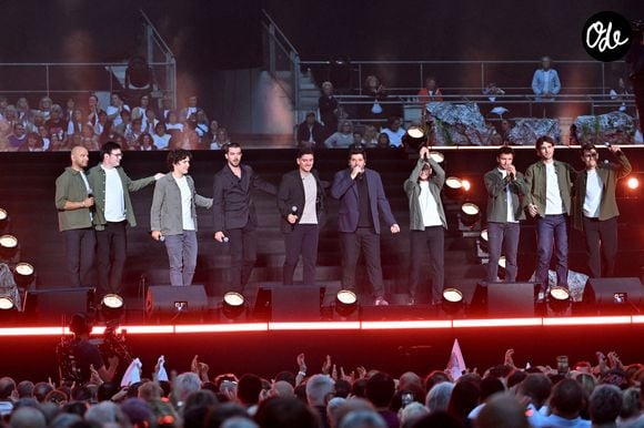 Patrick Fiori, Matteu di Meglio, Gianluca Cucciari et les 7 membre de l'Avvinta durant Corsu Mezu Mezu, le concert emmené par Patrick Fiori qui a eu lieu au stade Orange Vélodrome à Marseille, le 22 mai 2026, diffusé le 28 août sur France 3.. © Bruno Bebert/Bestimage