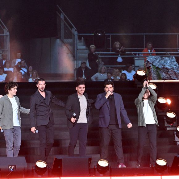 Patrick Fiori, Matteu di Meglio, Gianluca Cucciari et les 7 membre de l'Avvinta durant Corsu Mezu Mezu, le concert emmené par Patrick Fiori qui a eu lieu au stade Orange Vélodrome à Marseille, le 22 mai 2026, diffusé le 28 août sur France 3.. © Bruno Bebert/Bestimage