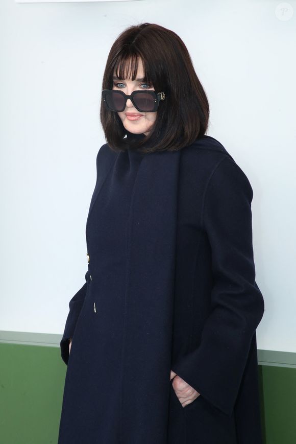 Isabelle Adjani - Célébrités au Défilé de Mode Dior, Prêt-à-porter Automne / Hiver 2026-2027, Photocall, dans le cadre de la Fashion Week de Paris, France, le 03 Mars 2026.

© Bertrand Rindoff / Bestimage