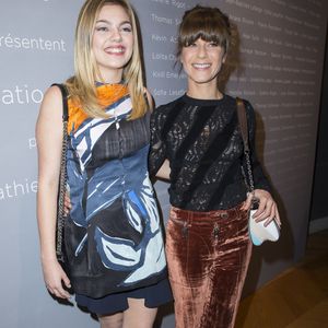 Qui n'est autre que  Marina Foïs 

Louane Emera (veste et jupe Dior, sac Diorama de Dior) et Marina Foïs - Photocall de la soirée des "Révélations César 2015" au salon Chaumet à Paris le 12 janvier 2015. OLIVIER BORDE / BESTIMAGE