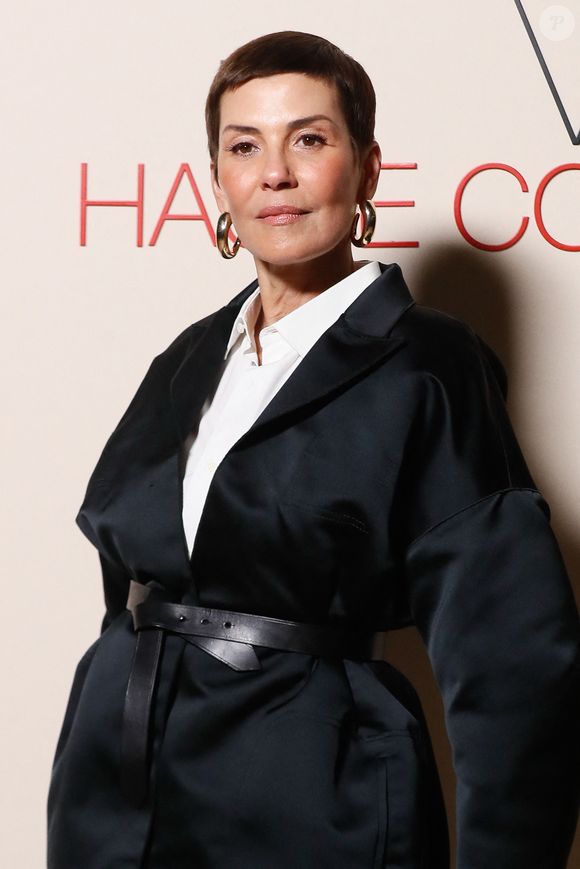 Elle alerte également sur l’impact environnemental de la fast fashion et les microplastiques libérés par les vêtements synthétiques dans les océans. 

Cristina Cordula - Photocall du défilé Giambattista Valli au pavillon Vendôme pour la collection Haute Couture Printemps/Eté 2025 lors de la Fashion Week de Paris (PFW), France, le 27 janvier 2025. © Christophe Clovis / Bestimage