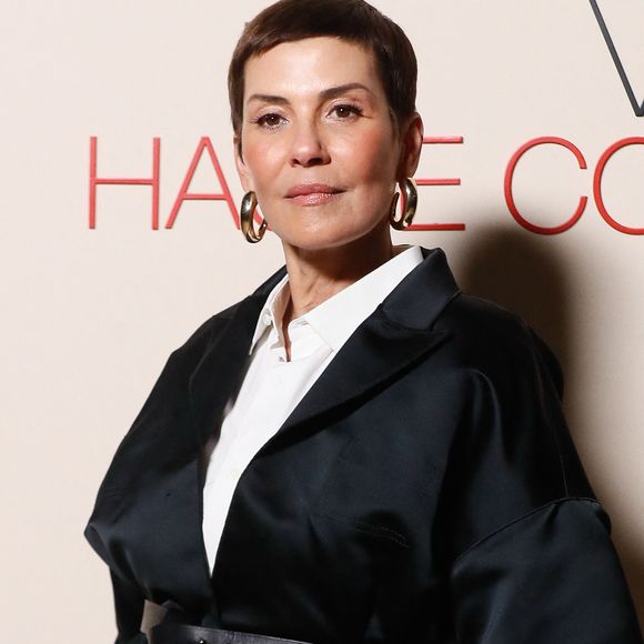 Elle alerte également sur l’impact environnemental de la fast fashion et les microplastiques libérés par les vêtements synthétiques dans les océans. 

Cristina Cordula - Photocall du défilé Giambattista Valli au pavillon Vendôme pour la collection Haute Couture Printemps/Eté 2025 lors de la Fashion Week de Paris (PFW), France, le 27 janvier 2025. © Christophe Clovis / Bestimage