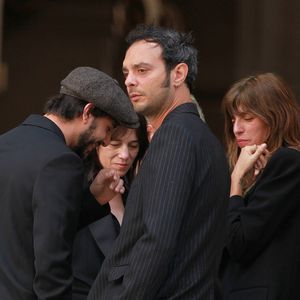 Et de conclure : "Je suis rentré chez moi et j'ai eu ce fameux coup de fil…". 

Ben Attal, Charlotte Gainsbourg, Roman de Kermadec (Fils de Kate Barry), Lou Doillon - Sorties des obsèques de Jane Birkin en l'église Saint-Roch à Paris. Le 24 juillet 2023
© Jonathan Rebboah / Panoramic / Bestimage
