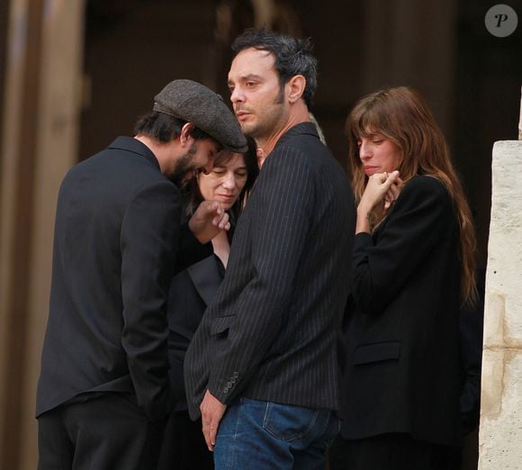 Et de conclure : "Je suis rentré chez moi et j'ai eu ce fameux coup de fil…". 

Ben Attal, Charlotte Gainsbourg, Roman de Kermadec (Fils de Kate Barry), Lou Doillon - Sorties des obsèques de Jane Birkin en l'église Saint-Roch à Paris. Le 24 juillet 2023
© Jonathan Rebboah / Panoramic / Bestimage