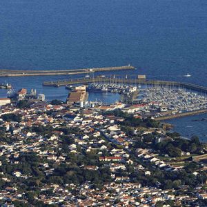 Un territoire d'une superficie de seulement 23 km², situé au large de la Vendée, qui accueille 4 726 habitants en hiver et 28 000 personnes en été, d'après l'Office de Tourisme.

Ile d'Yeu (85) : Vue aerienne du port de Port Joinville sur la cote nord-est de l'ile - Photo by Hedelin F/ANDBZ/ABACAPRESS.COM -