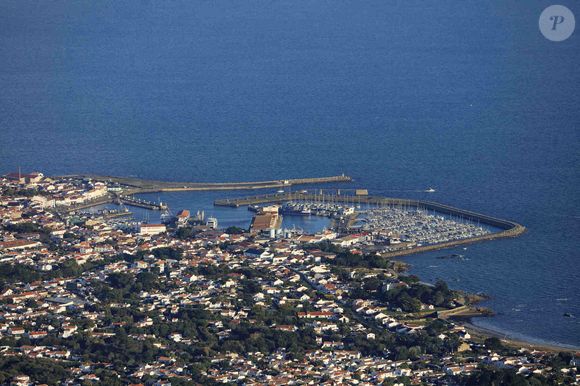 Un territoire d'une superficie de seulement 23 km², situé au large de la Vendée, qui accueille 4 726 habitants en hiver et 28 000 personnes en été, d'après l'Office de Tourisme.

Ile d'Yeu (85) : Vue aerienne du port de Port Joinville sur la cote nord-est de l'ile - Photo by Hedelin F/ANDBZ/ABACAPRESS.COM -