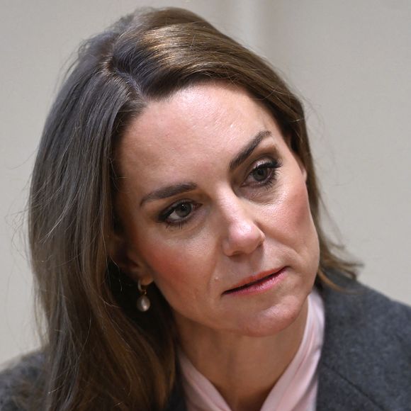 Le prince William, prince de Galles, et Kate Middleton, princesse de Galles, visitent l'école maternelle et primaire de Farnborough Road, pour montrer leur soutien continu à la communauté de Southport après l'attaque  au cours de laquelle trois filles, Alice da Silva Aguiar, Bebe King et Elsie Dot Stancombe, ont été tragiquement tuées lors d'un cours de danse à Southport, Merseyside, Royaume-Uni. © Julien Burton / Bestimage