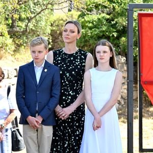 Le prince Albert II de Monaco, la princesse Charlène de Monaco, le prince Jacques de Monaco, marquis des Baux et la princesse Gabriella de Monaco lors de leur visite officielle aux Baux-de-Provence, France, le 5 septembre 2026. © Bruno Bebert/Bestimage