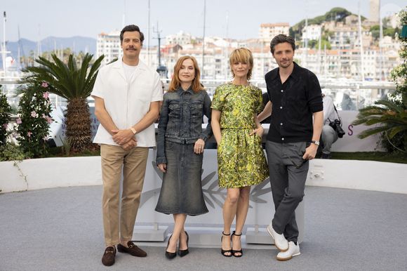 "Nous avons tout traversé ensemble… C’est une amitié un peu miraculeuse car elle résiste à tout ", ajoute Marina Foïs

Laurent Lafitte, Isabelle Huppert, Marina Foïs, Raphaël Personnaz au photocall de La femme la plus riche du monde (hors compétition) lors du 78ème Festival International du Film de Cannes, le 19 mai 2025. 
© Moreau / Jacovides / Bestimage