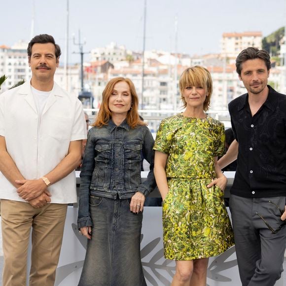 "Nous avons tout traversé ensemble… C’est une amitié un peu miraculeuse car elle résiste à tout ", ajoute Marina Foïs

Laurent Lafitte, Isabelle Huppert, Marina Foïs, Raphaël Personnaz au photocall de La femme la plus riche du monde (hors compétition) lors du 78ème Festival International du Film de Cannes, le 19 mai 2025. 
© Moreau / Jacovides / Bestimage