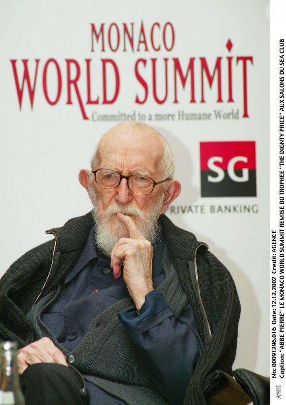 Abbé Pierre au Monaco World Summit : remise du trophée "The dignity prize" aux salons du sea club, le 12 décembre 2002 ©AGENCE / BESTIMAGE