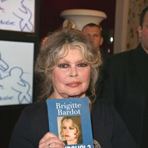 La légende française Brigitte Bardot pose avec son livre 'Pourquoi ? lors de la célébration de son double anniversaire, les 20 ans de son association 'Brigitte Bardot Foundation', qui lutte pour les droits des animaux et son propre anniversaire. La fête a lieu au théâtre Marigny à Paris, France, le 28 septembre 2006. Photo by Denis Guignebourg/ABACAPRESS.COM