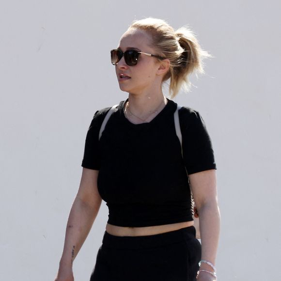 Récemment, l’actrice avait publiquement évoqué ses addictions et la perte de son frère.

Hayden Panettiere va s'acheter une paire de lunettes avec un ami à Malibu le 7 avril 2022. 

Backgrid USA / Bestimage
