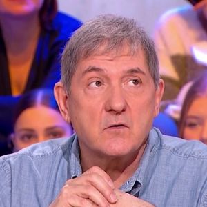 Yves Calvi revient sur son éviction brutale de la matinale de RTL et de BFMTV, dans "C' Médiatique", le 2 février 2025, sur France 5