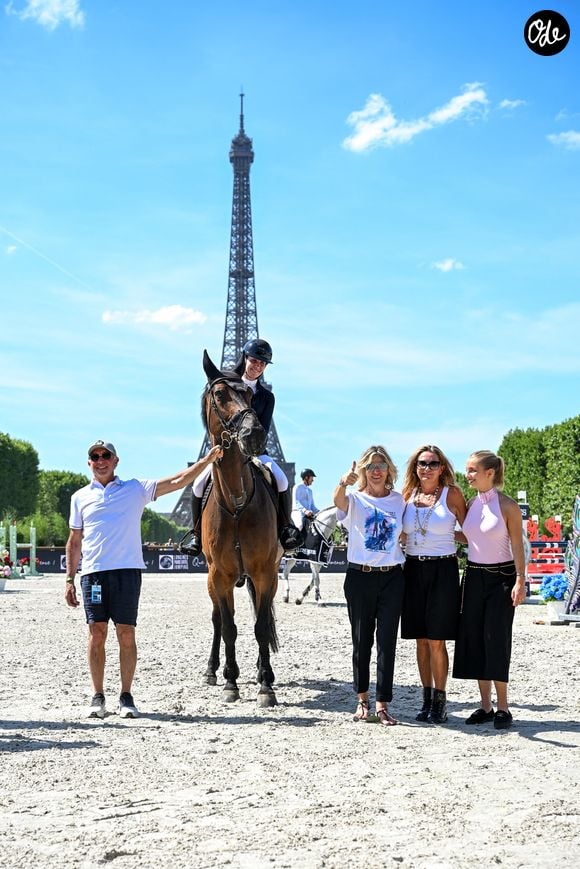 Charlotte Leon 3ème sur Miss Marie van't Winnenhof avec Virginie Coupérie-Eiffel, Luna (fille de Coco Coupérie Eiffel) et Coco Coupérie-Eiffel à la remise du Prix du Longines Paris Eiffel Jumping de la 12ème édition Longines Paris Eiffel Jumping au pied de la Tour Eiffel sur le Champ-de-Mars à Paris, France, le 212 juin 2026. © Perusseau-Veeren/Bestimage