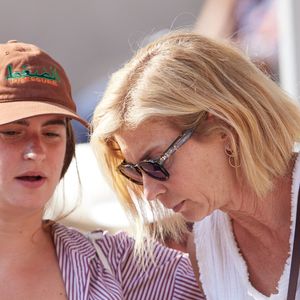 Michèle Laroque et sa fille Oriane Deschamps en tribunes lors des Internationaux de France de tennis de Roland Garros 2023, à Paris, France, le 5 juin 2023. © Cyril Moreau/Bestimage