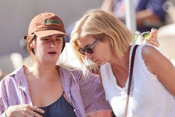 Michèle Laroque et sa fille Oriane Deschamps en tribunes lors des Internationaux de France de tennis de Roland Garros 2023, à Paris, France, le 5 juin 2023. © Cyril Moreau/Bestimage