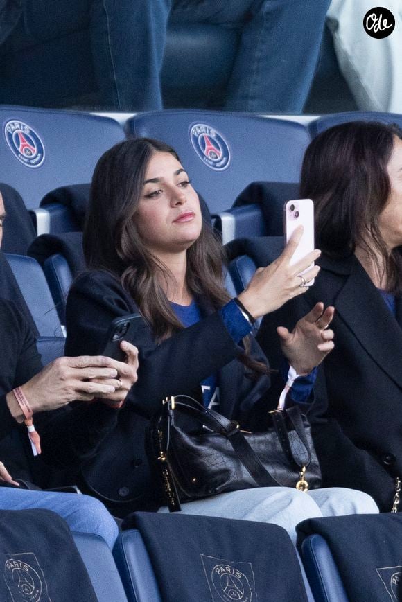 La famille de Luis Enrique; Sira Martínez, sa fille - Célébrités dans les tribunes lors du match retour de la Ligue Des Champions 2024-2025 (LDC) "PSG - Arsenal" (2-1) au Parc des Princes à Paris le 7 mai 2025. © Cyril Moreau/Bestimage