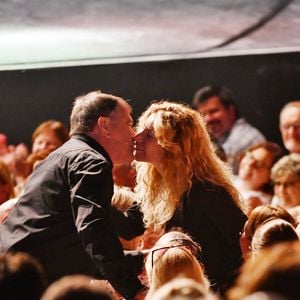 Jean Marie Bigard, l'humoriste français, débute son spectacle en embrassant sa femme Lola Marois, au Festival des Plages du Rire à Nice le 10 juillet 2018. C'est la 7ème Édition des Plages Du Rire, Le Festival du Rire de la ville azuréenne qui se déroule chaque année au mois d'Août dans le Théâtre de Verdure en bord de mer. © Bruno Bebert / Bestimage